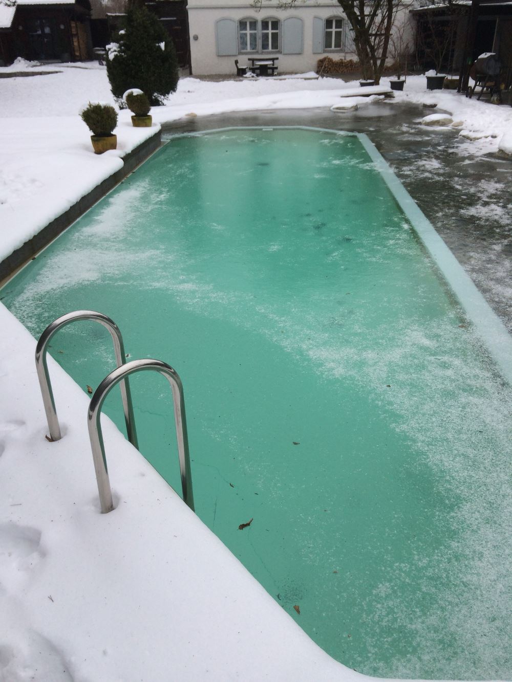 Schwimmbadsanierung nach Fertigstellung im Winter - ausgeführt von die Allwörker von Niederbipp, Kanton Bern (Oberaargau)